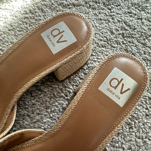 DV Dolce Vita Niece Raffia Block-Heel Buckle Slide Sandals - 9 - Picture 5 of 7